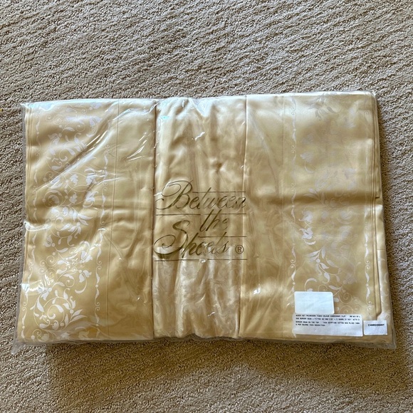 Between The Sheets Queen Set Primavera Chardonnay NWT - Picture 1 of 4